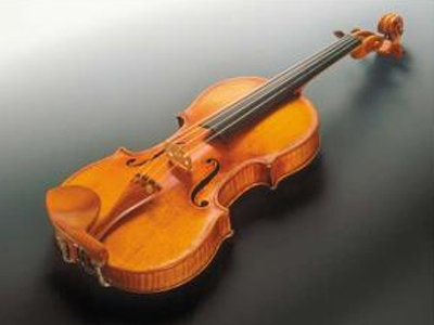 Εκείνη έτρωγε σάντουιτς και οι κλέφτες το… βιολί της